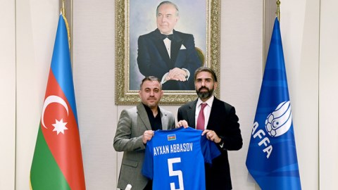 Ayxan Abbasov millimizin baş məşqçisi təyin olundu