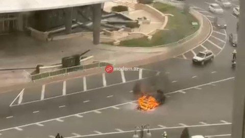 Milli Məclisin qarşısında maşın yanır - ANBAAN GÖRÜNTÜLƏR