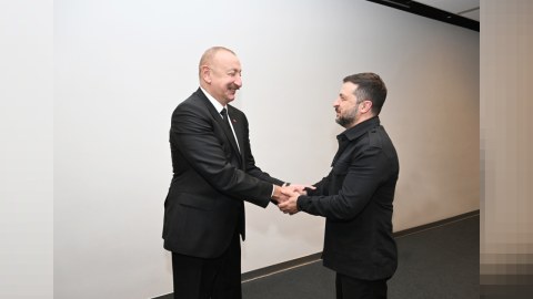 İlham Əliyev Zelenski ilə görüşdü - FOTO