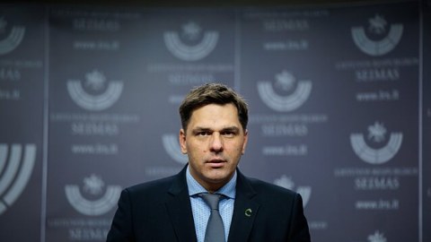 Krımla bağlı suala cavab verməyən nazir istefaya göndərildi