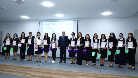 Paytaxt müəllimləri təltif edildi - FOTOLAR