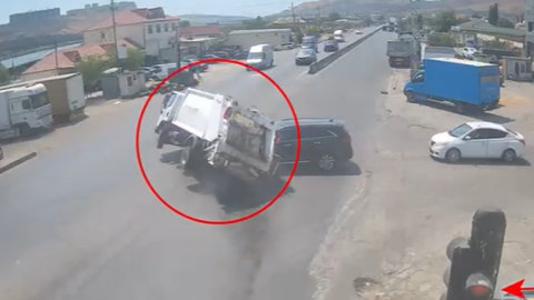Bakıda zibil maşını aşdı&nbsp;- VİDEO