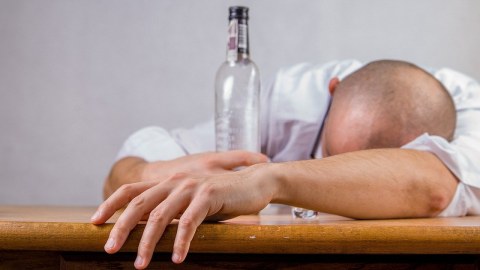 Bakıda sərxoş kişi yıxılaraq öldü