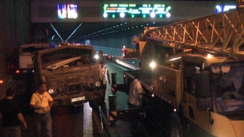 Bakıda tuneldə 3 maşın toqquşdu - Xəsarət alan var