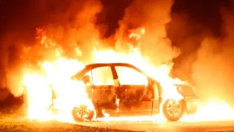 Salyanda &ldquo;Mercedes&rdquo; yandı - Sürücü öldü