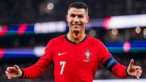 Ronaldo futbol tarixində ilk milyarder oldu