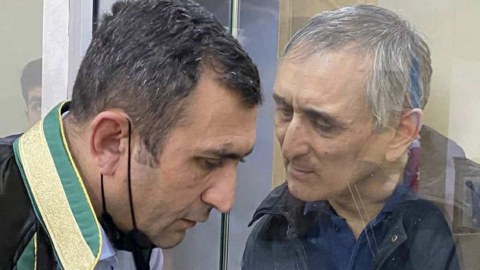 Tanınmış vəkilin fəaliyyəti dayandırıldı