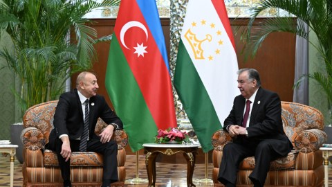 Prezident tacikistanlı həmkarı ilə görüşdü - FOTO