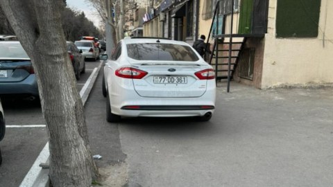 Səkilərdə avtomobilini park edən sürücülərin&nbsp;NƏZƏRİNƏ!