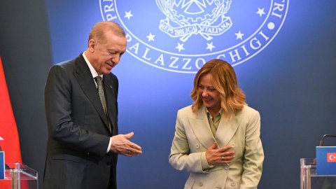 &ldquo;Onu siqareti buraxmağa məcbur etməliyəm&rdquo; - VİDEO