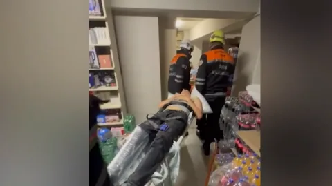 Yeniyetmə qaldırıcı qurğu ilə yükləri qaldırarkən yıxıldı&nbsp;-&nbsp;VİDEO