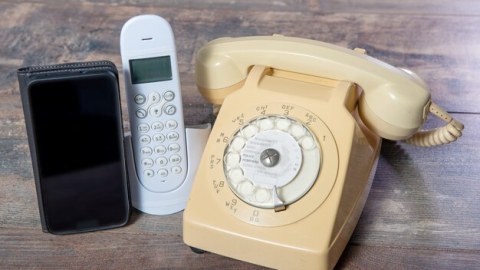 Azərbaycanda 230 minə yaxın insan ev telefonundan İMTİNA EDİB