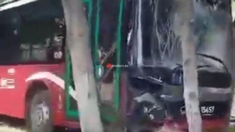125 nömrəli avtobus bulvarda ağaca çırpıldı: sürücü yaralandı&nbsp;- VİDEO