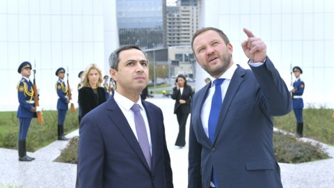 Estoniyanın xarici işlər naziri Zəfər parkında - FOTO