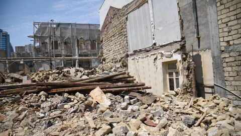 Bakıda qəzalı binaların sökülməsinə BAŞLANILDI