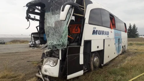 Qazaxıstanda yük maşını avtobusla toqquşdu - 12 nəfər öldü
