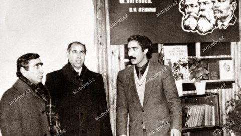 Bir şəklin tarixçəsi:&nbsp;Fəzail Ağamalı Ramiz Mehdiyevə məruzə edir