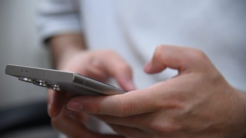 Azərbaycana gətirilən mobil telefonlara&nbsp;100 manat aksiz vergisi tətbiq ediləcək