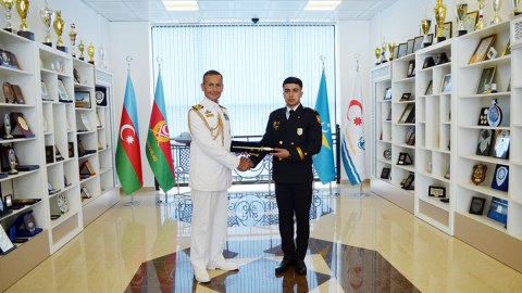 Azərbaycanlı zabitə &ldquo;Tələbələrin şərəf qılıncı&rdquo; təqdim edildi