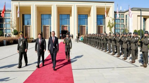 Şimali Kiprin yeni seçilmiş prezidenti and içdi