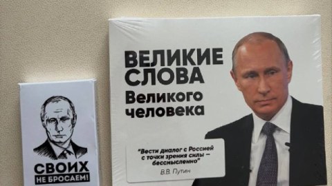 Rus rəsmisi ABŞ-yə Putinin şəkli olan konfetlər apardı