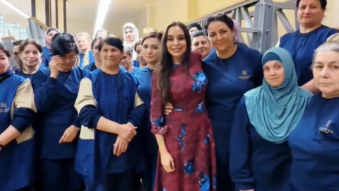Leyla Əliyeva xalçaların toxunma prosesində iştirak etdi&nbsp;- VİDEO