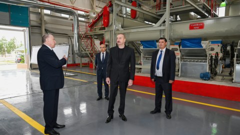 Dövlət başçısı&nbsp;pambıq emalı zavodunun işi ilə tanış oldu - FOTO