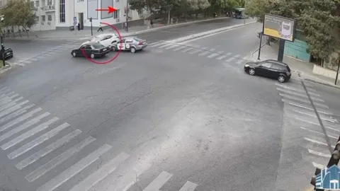 Bakıda "qırmızı"da keçən avtomobil qəzaya səbəb oldu - ANBAAN GÖRÜNTÜLƏR