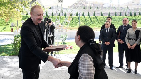 İlham Əliyev Horovlu sakinlərinə mənzillərin açarlarını təqdim etdi