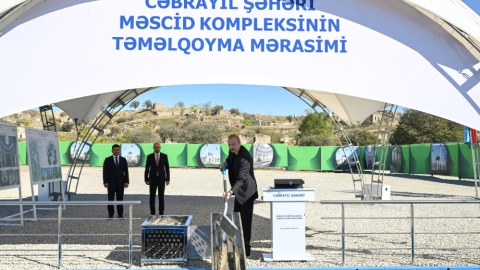 İlham Əliyev Cəbrayıl şəhər məscidinin təməlini qoydu - FOTO