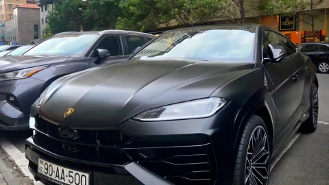 Ramiz Mehdiyevin nəvəsi Bakıda yarım milyonluq "Lamborghini" ilə gəzir