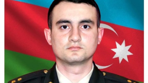 Yaralı komandirini xilas edərkən şəhid olan həkim