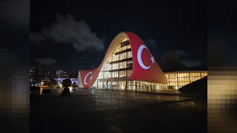 Heydər Əliyev Mərkəzi Türkiyə bayrağına büründü