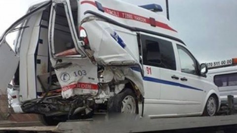 Gəncədə təcili yardım avtomobili&nbsp;qəzaya düşdü