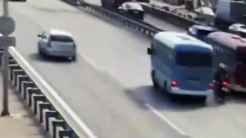 Avtobus motosikletlə toqquşdu&nbsp;- VİDEO