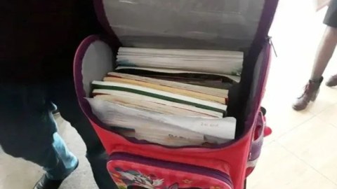 Pulu itən müəllim şagirdin çantasını yoxladı - CƏZALANDIRILDI
