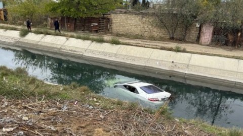 Sumqayıtda avtomobil kanala düşdü - Yaralananlar&nbsp;var