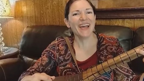 Gədəbəylilər kimi saz çalan amerikalı Marta - VİDEO