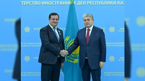 Tokayev azərbaycanlı xeyriyyəçini təltif etdi