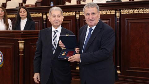 İsa Həbibbəyli Akif Əlizadəni təltif etdi