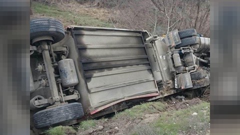 Ağdərədə yük maşını aşdı - Sürücü ağır yaralandı