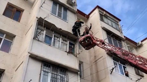 Köməksiz vəziyyətdə qalan şəxs xilas edildi -&nbsp;VİDEO