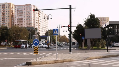 Bu yolda yeni piyada keçidləri və panduslar təşkil olundu