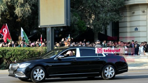 Prezident&nbsp;paradı izləyən sakinlərlə belə sağollaşdı&nbsp;
