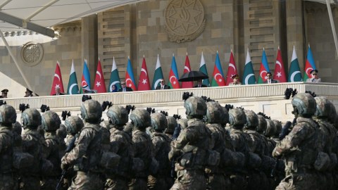 Hərbi paradı kimlər izləyib? - SİYAHI
