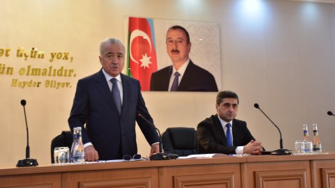 Prezidentinin köməkçisi icra başçısını kollektivə təqdim etdi