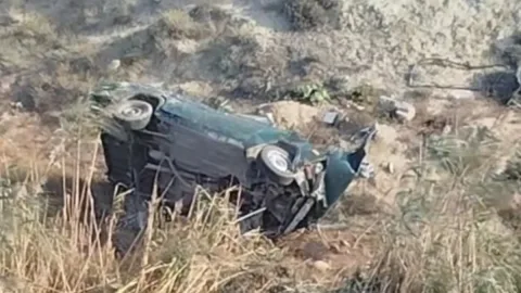 Sumqayıtda avtomobil dərəyə aşdı