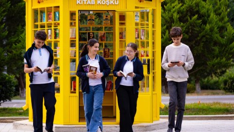 &ldquo;AzerGold&rdquo;un təşəbbüsü ilə Göygöldə interaktiv kitab köşkü istifadəyə verildi -&nbsp;FOTO