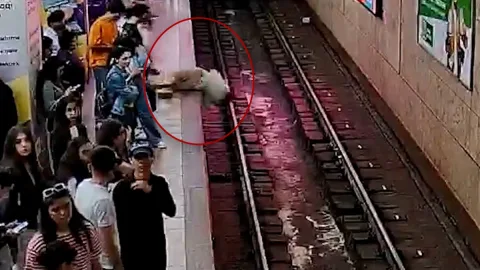 Bakı metrosunda qatar relslərinə düşənlər - GÖRÜNTÜ