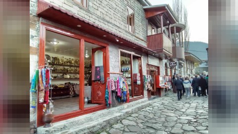 Basqalda qədimi dükanlar turistlərin xidmətindədir